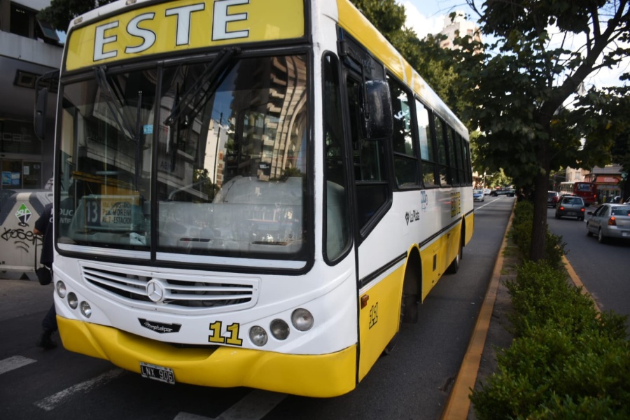 Un micro le cortó tres dedos al chofer de un camión en el centro de La Plata