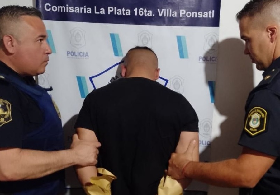 Delincuentes se metieron a robar a una casa en 73 y 120: todo terminó en un feroz tiroteo con la policía