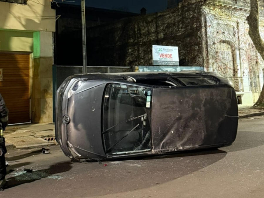 Susto en el centro platense: una joven volcó con su auto y salió ilesa