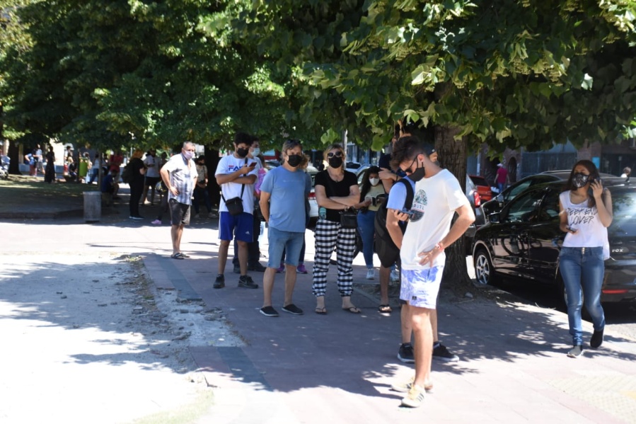 Largas filas para testearse gratuitamente en Plaza San Martín