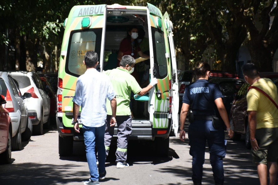 Una moto chocó contra un auto en 7 y 43: una joven debió ser atendida por el SAME