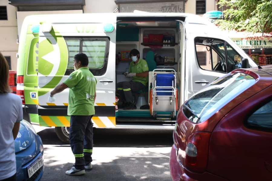 Una moto chocó contra un auto en 7 y 43: una joven debió ser atendida por el SAME