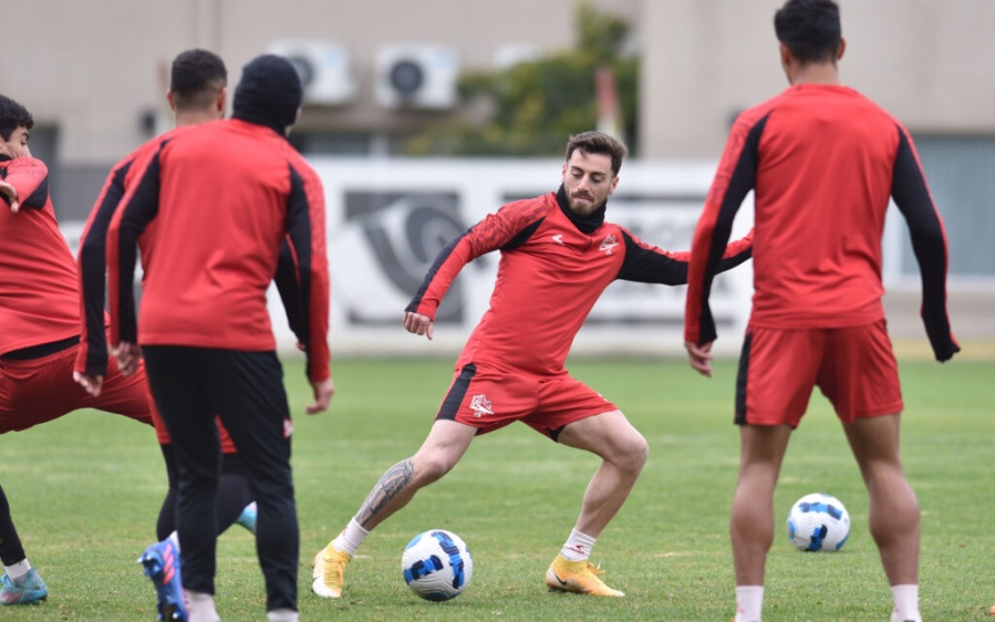 Aislado, Zielinski armó la lista: cuatro bajas, una vuelta, un debut y primera vez para un juvenil