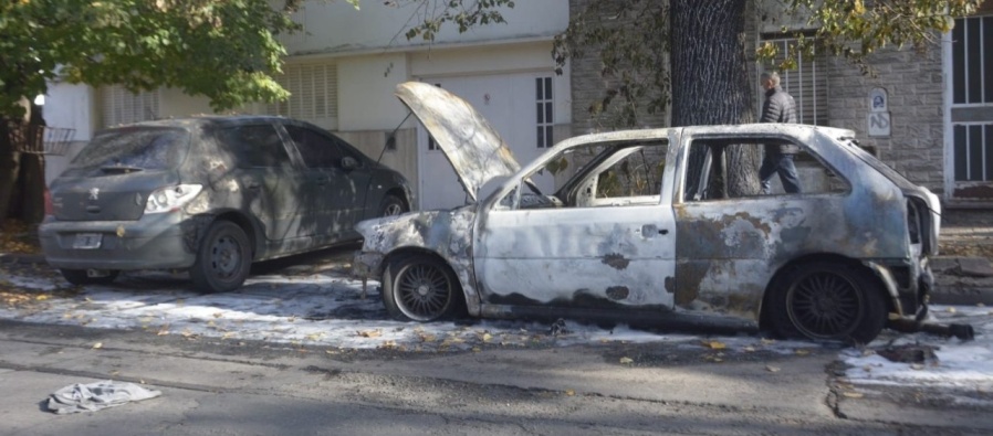 El incendio de dos autos generó un fuerte revuelo en una calle platense