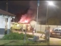 Voraz incendio en Gorina: una casa quedó destruida frente a la Delegación Municipal