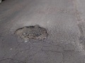 Pozo tras pozo: conducir por la calle 134 se volvió un riesgo constante