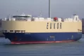Se prendió fuego un barco que transportaba vehículos eléctricos en el Océano Pacífico y tuvo que ser abandonado