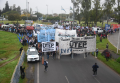 Piquetazo en la subida de la autopista Buenos Aires - La Plata contra Milei y Pettovelo: "Son sordos con los reclamos"