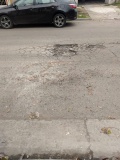 Vecinos de Los Hornos reclaman por un bache que complica la circulación