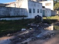 Vecinos de La Plata reclaman por una calle llena de baches, basura y un desborde cloacal