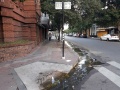 Vecinos de calle 46 entre 12 y 13 reclaman por una pérdida de agua que impide el uso de las rampas