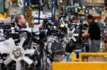 Según el INDEC la economía creció un 5,7% anual y en febrero tuvo un crecimiento mensual del 0,8%