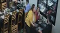Una familia cenaba en La Plata, una pareja se sent&oacute; detr&aacute;s y en minutos les rob&oacute; m&aacute;s de $3 millones