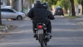 Motochorros enca&ntilde;onaron a un hombre frente a un gimnasio de La Plata y escaparon con su moto