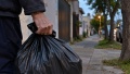 Jubilados vivieron una violenta entradera en La Plata: los sorprendieron cuando sal&iacute;an a sacar la basura