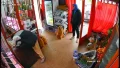 Se meti&oacute; entre las rejas de un comercio de Tolosa, manote&oacute; un celular y escap&oacute; con su c&oacute;mplice
