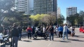 Batalla campal entre taxistas y choferes de aplicaciones frente a la Municipalidad de La Plata