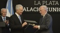 Alak distingui&oacute; en La Plata al director de la Real Academia Espa&ntilde;ola y le entreg&oacute; la Llave de la Ciudad