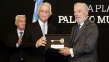Alak distingui&oacute; en La Plata al director de la Real Academia Espa&ntilde;ola y le entreg&oacute; la Llave de la Ciudad