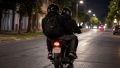 Violento asalto en Los Hornos: motochorros golpearon a una joven en la cabeza para robarle el celular
