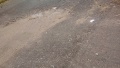 Vecinos de La Plata tapan los baches con escombros y tierra ante la falta de respuestas del Municipio