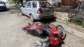 Una camioneta habr&iacute;a encerrado a un motociclista en La Plata, que termin&oacute; chocando contra un auto estacionado