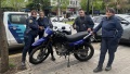 Final feliz en Los Hornos: la Polic&iacute;a recuper&oacute; la moto que le hab&iacute;an robado a una comerciante y que usaban para robar