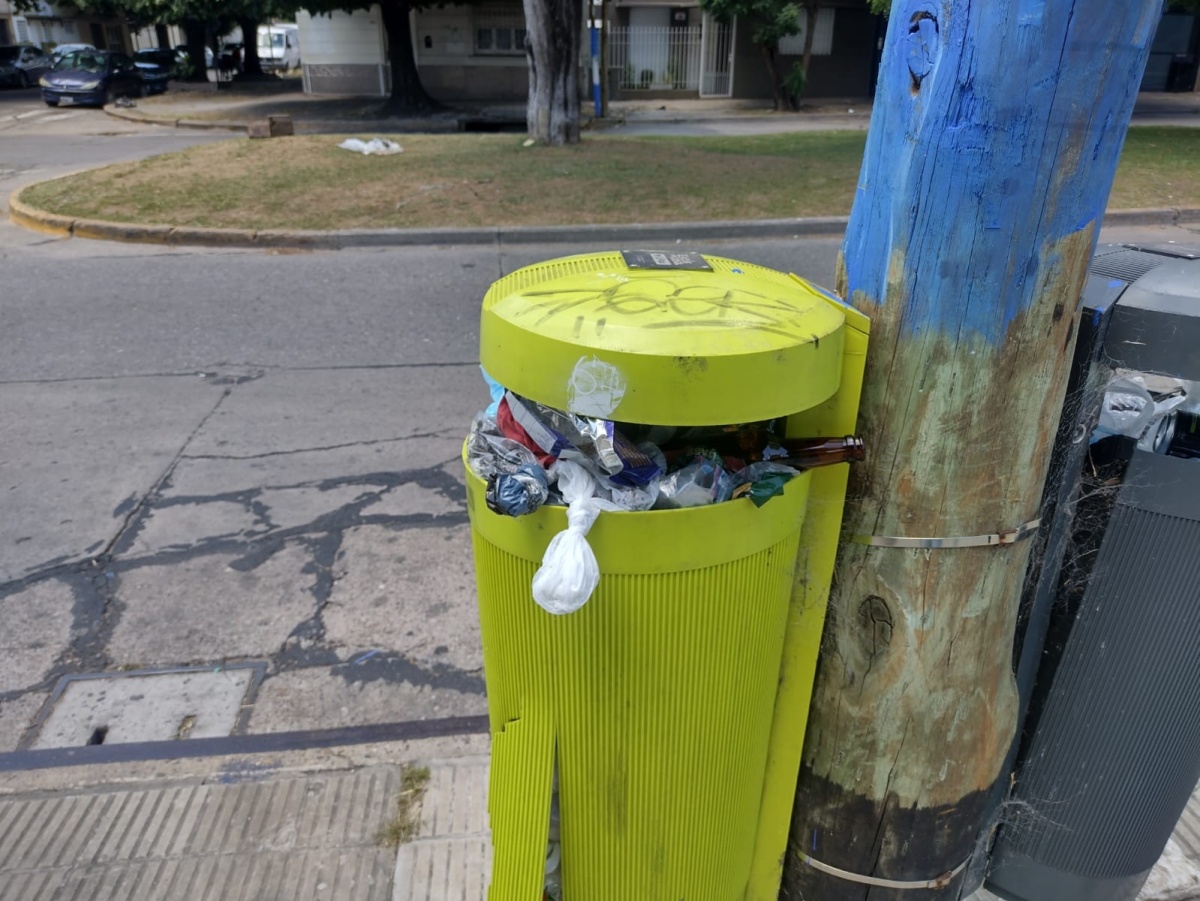 En la zona de 19 y 62 se quejaron por los cestos colapsados de basura