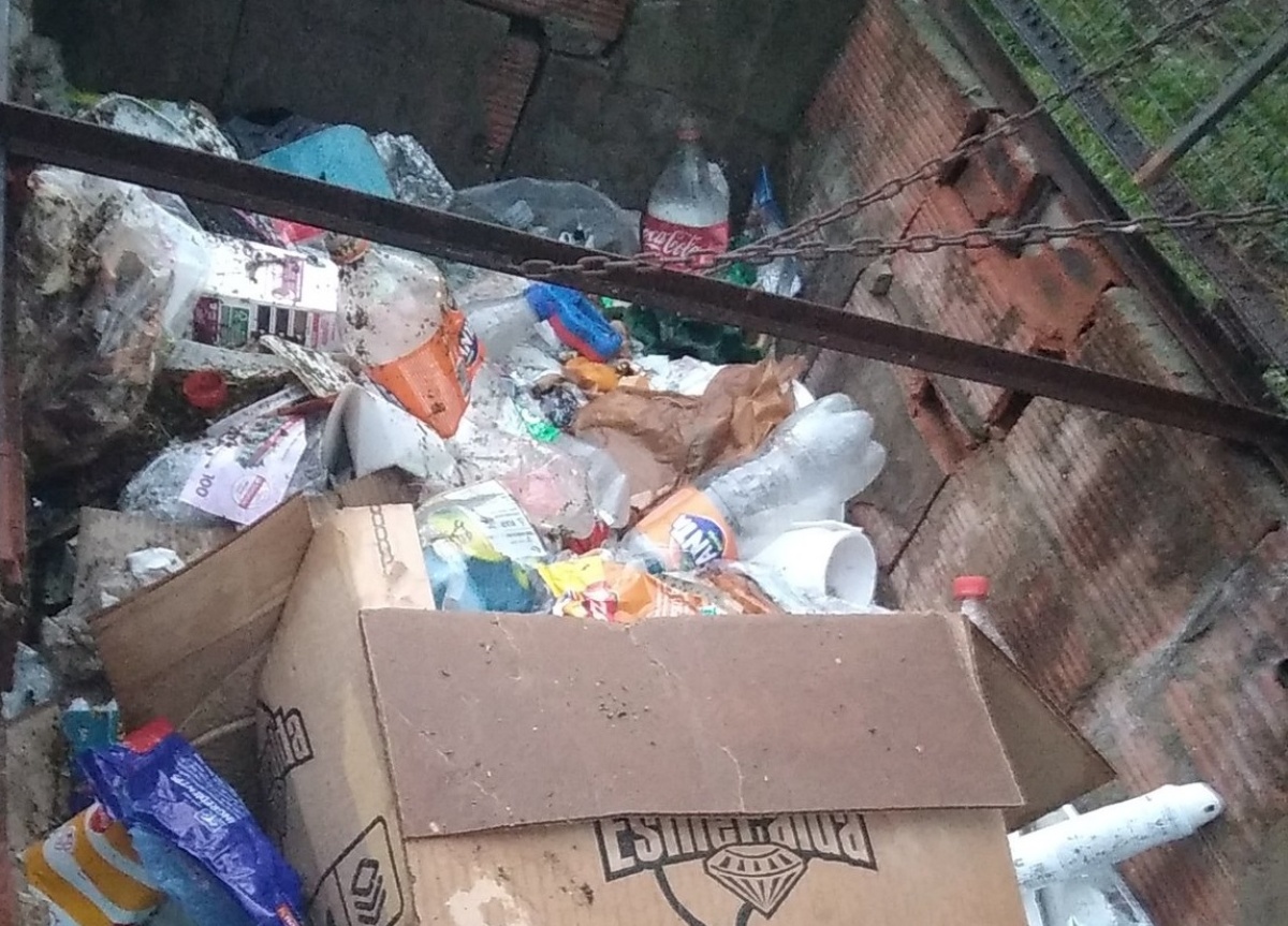 En un sector de Villa Elvira reclamaron por la acumulación de basura