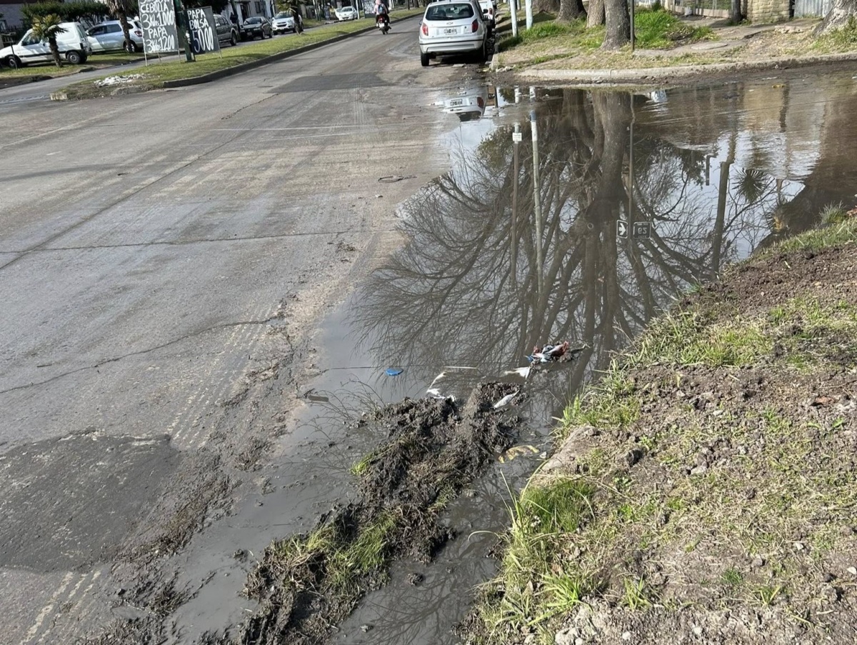 Crecen los reclamos por una pérdida de agua en 143 y 62