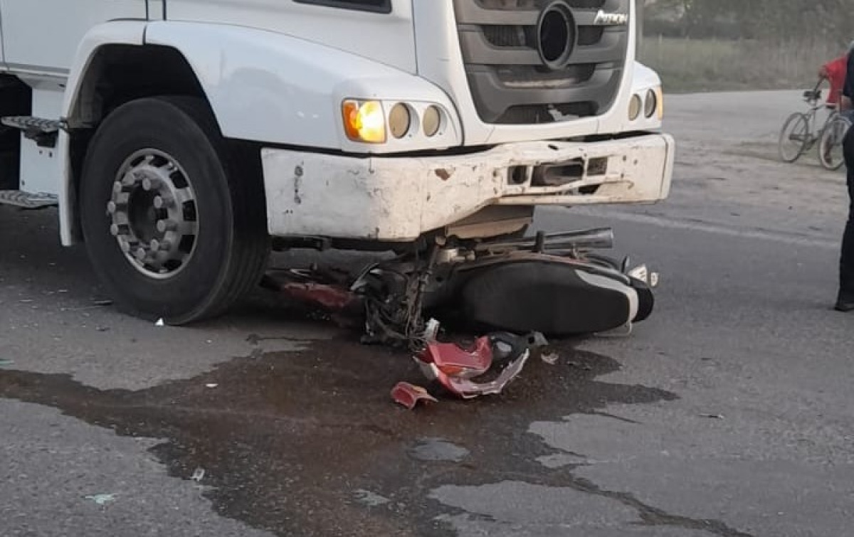 Un padre transitaba en moto con su hijo y quedó debajo de las ruedas de ...