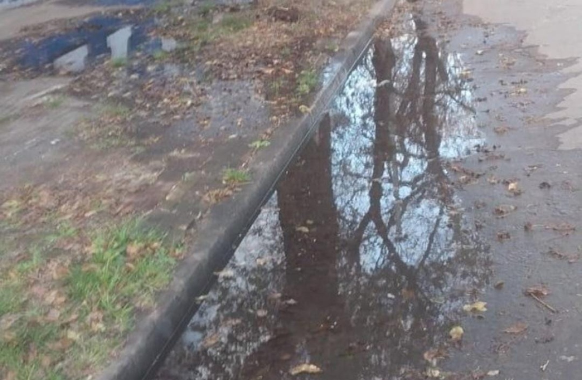 En el barrio El Mondongo reclaman por una pérdida de agua que genera ...