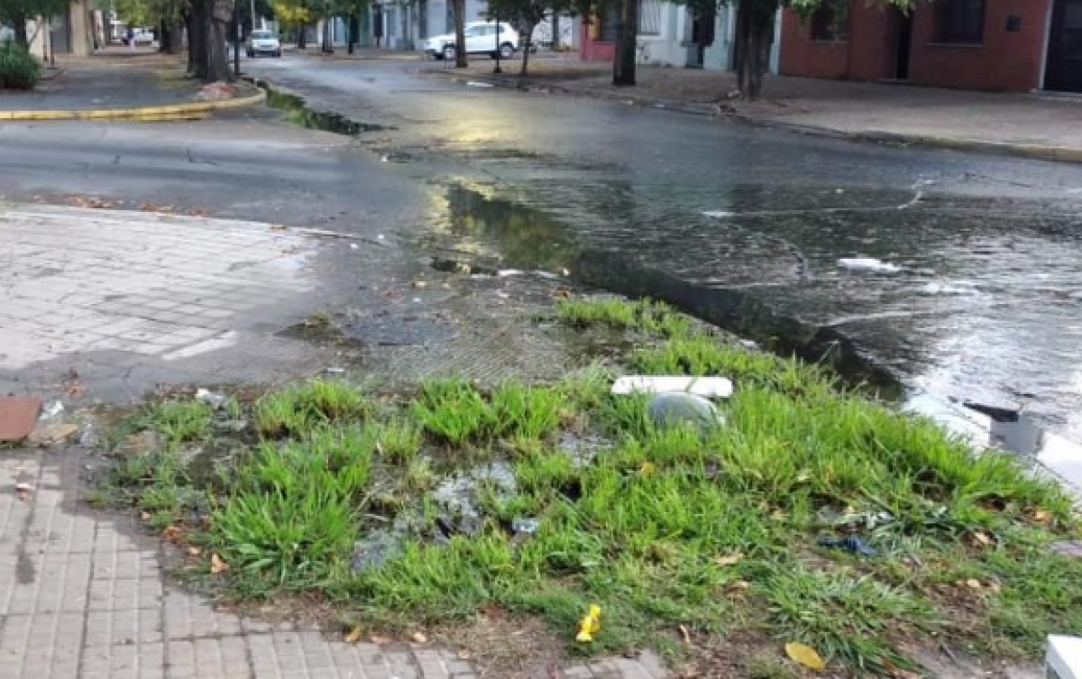 Pérdidas de agua en la ciudad: ahora en 22 y diagonal 75