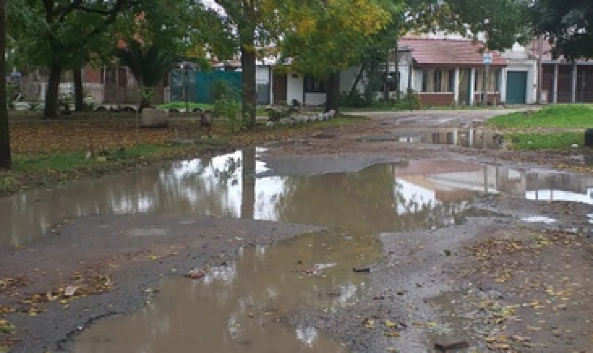Vecinos de Los Hornos reclaman por grandez pozos que se llenan de agua ...