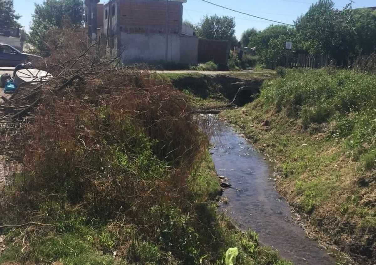 En Los Hornos reclamaron por un basural que ya lleva 16 días en plena calle