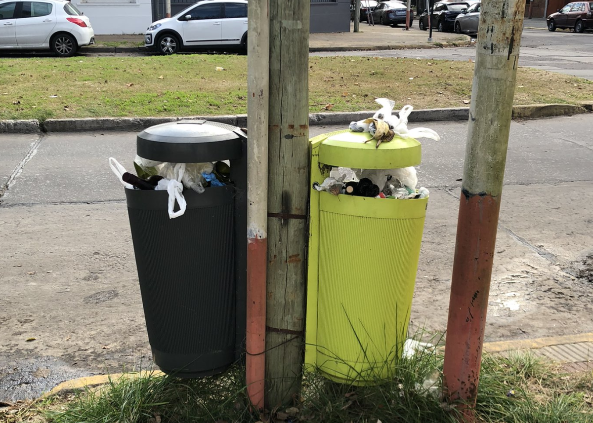 Bronca en 18 y 38 por dos tachos colapsados de basura desde hace un mes