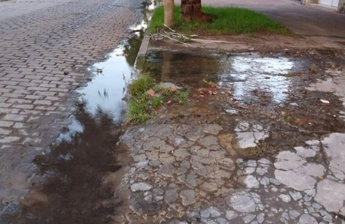 En Tolosa reclaman por una pérdida de agua que lleva más de cuatro meses