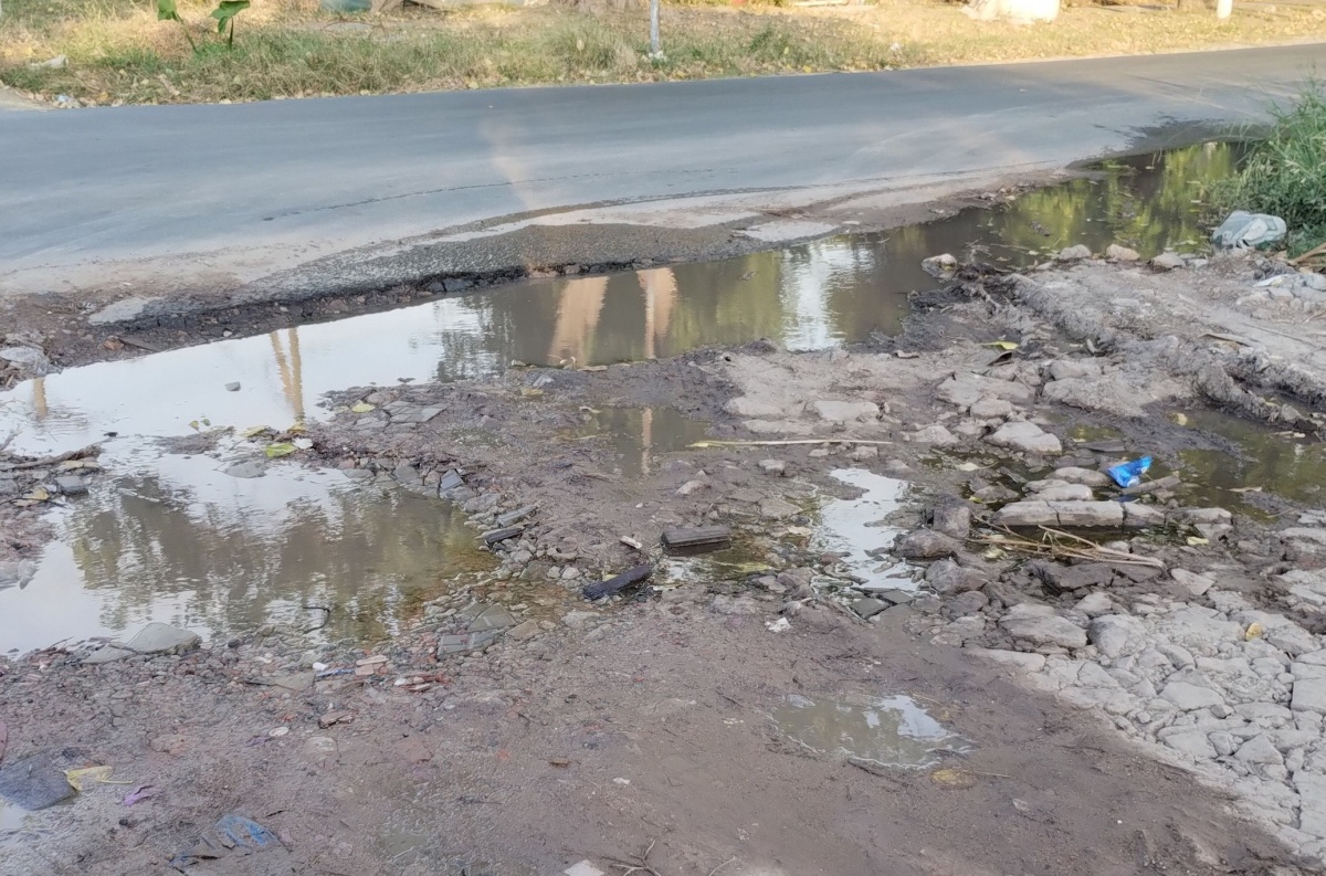 En 155 y 57 una pérdida de agua ya generó un importante pozo y temen ...