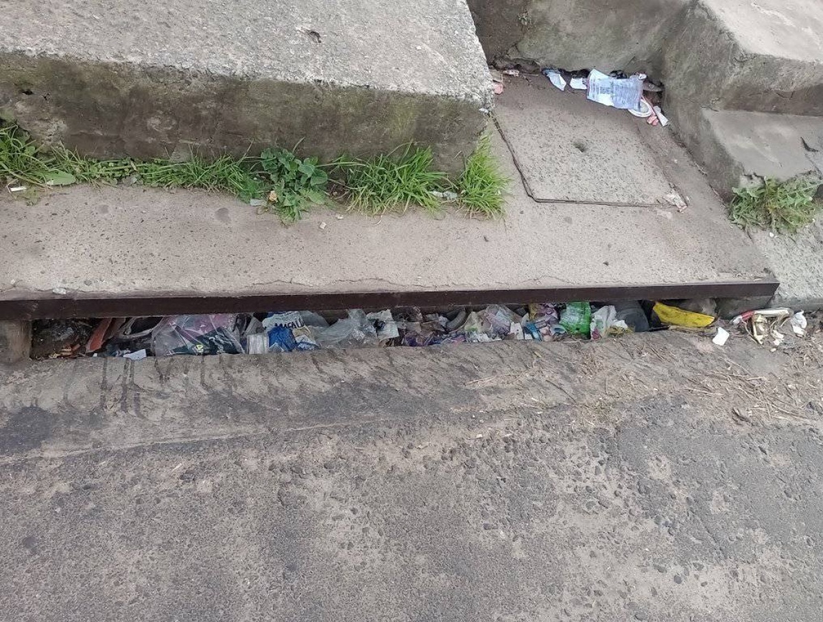 En Villa Elvira alertaron por bocas de tormenta tapadas con basura