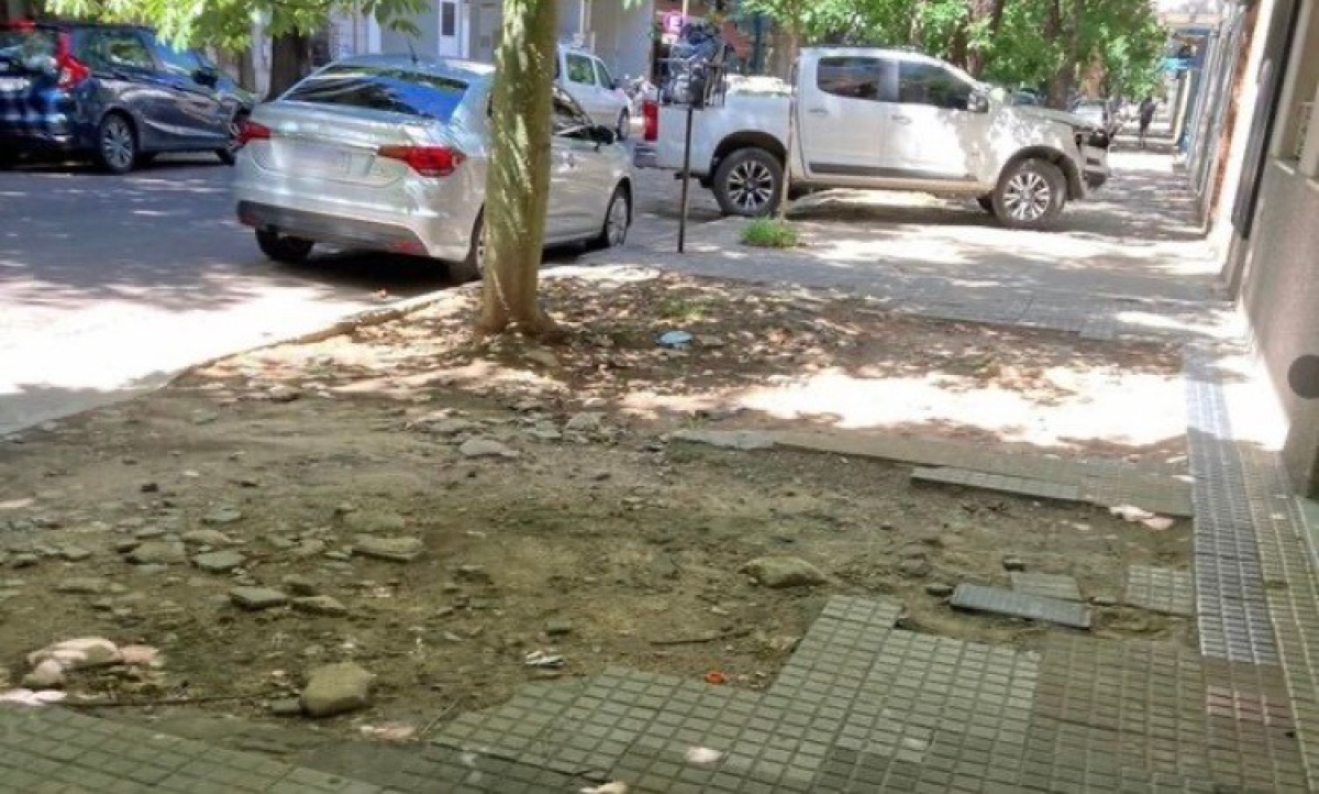 En 12 y 43 reclaman por el mal estado de las veredas