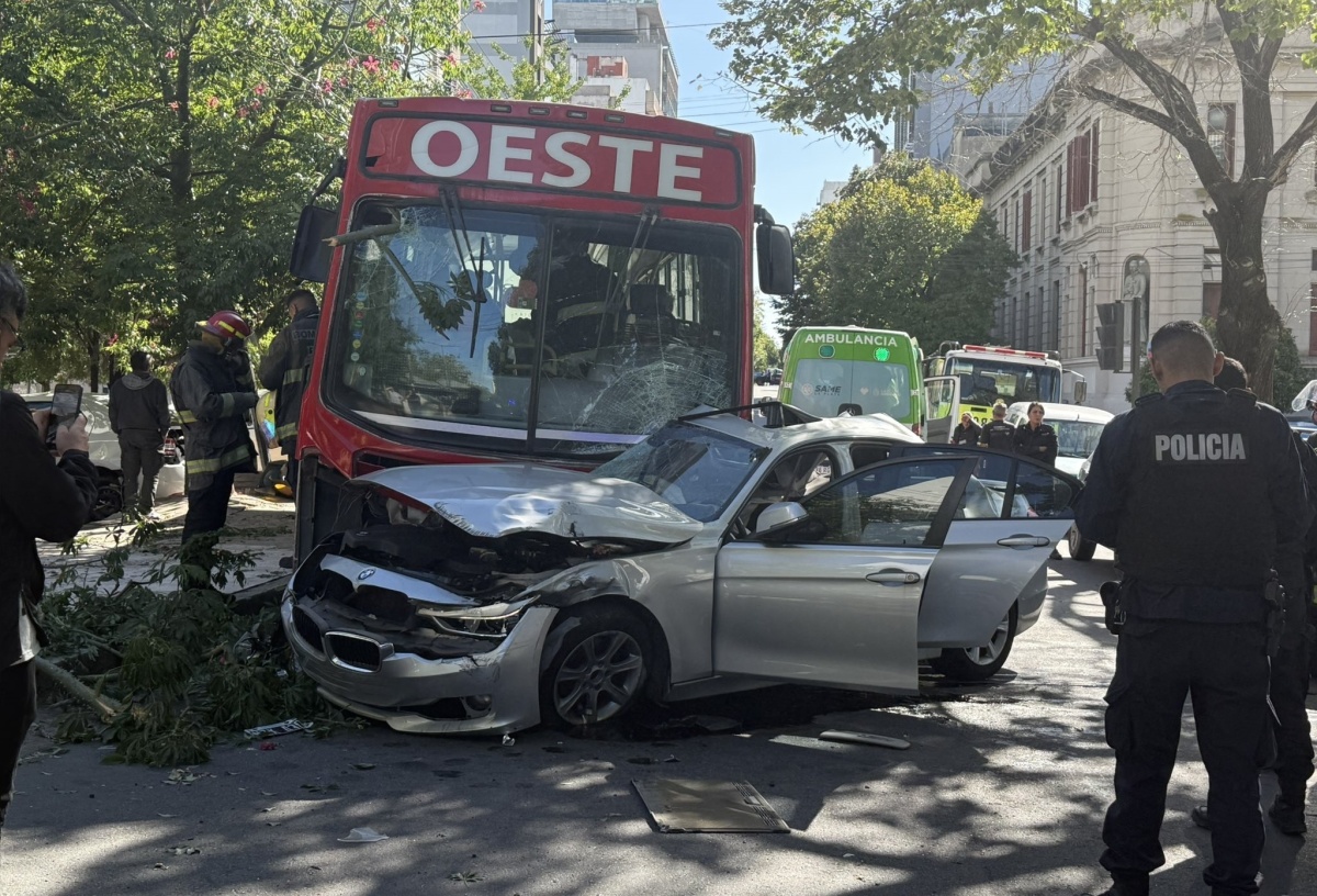 Se estrellaron un micro Oeste y un auto en pleno centro de La Plata: un ...