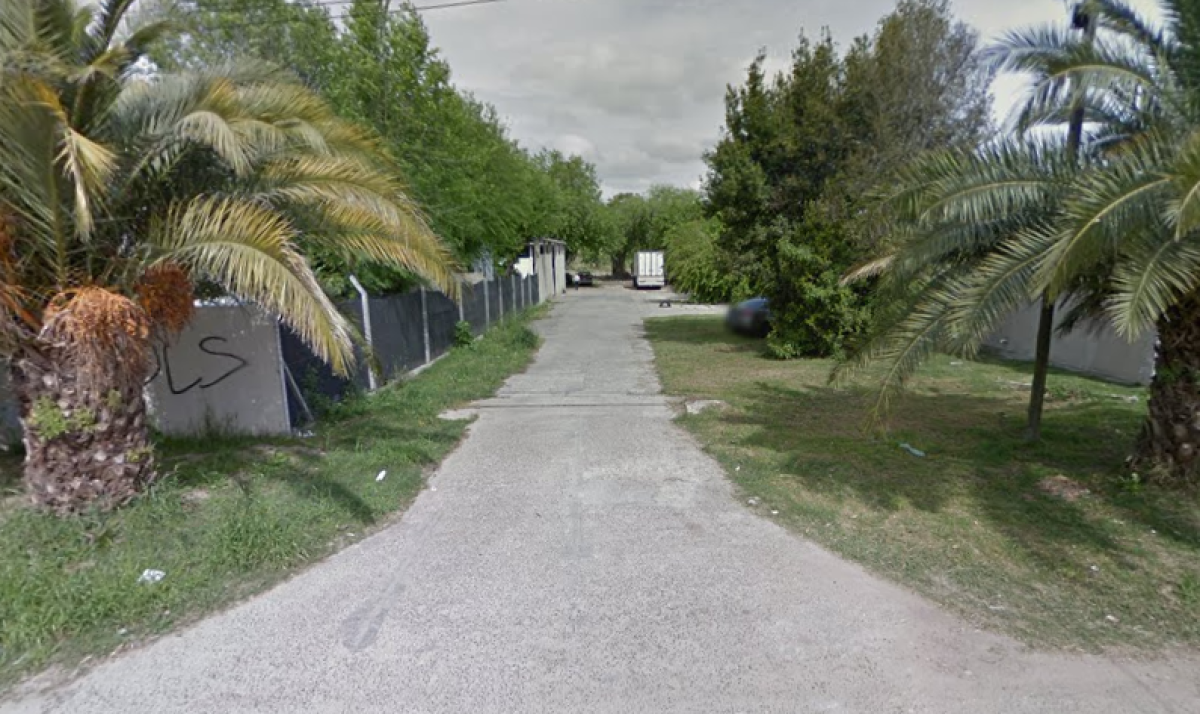 En Gonnet no tienen agua y piden que se arregle una pérdida en la vereda