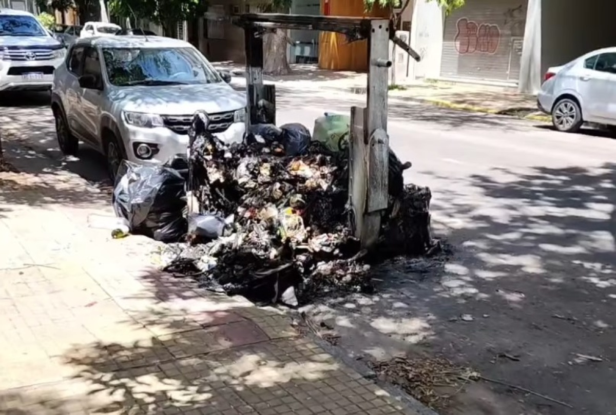 Prendieron fuego cinco contenedores de basura en un tramo de la calle 12