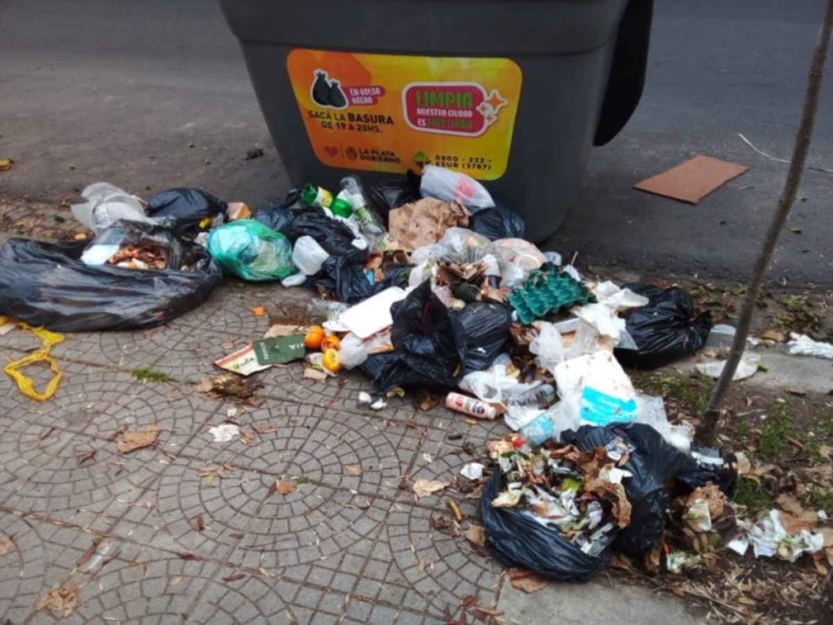 La furia se hizo sentir por la basura acumulada en 3 y 57: "Nos ...