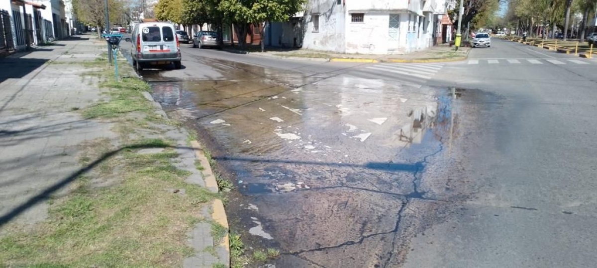 Vecinos platenses tienen que vivir en un "rio" por una perdida de agua ...