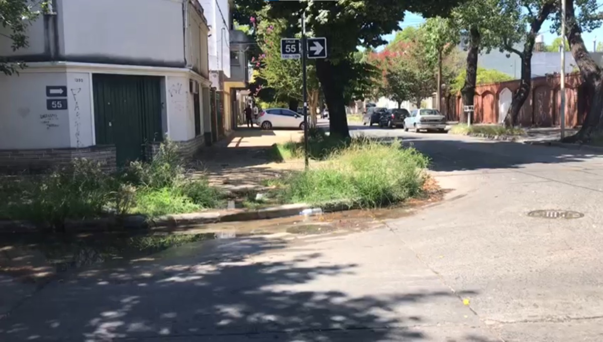 Reclaman por el "río" de una pérdida en la zona de Plaza Malvinas: "No ...