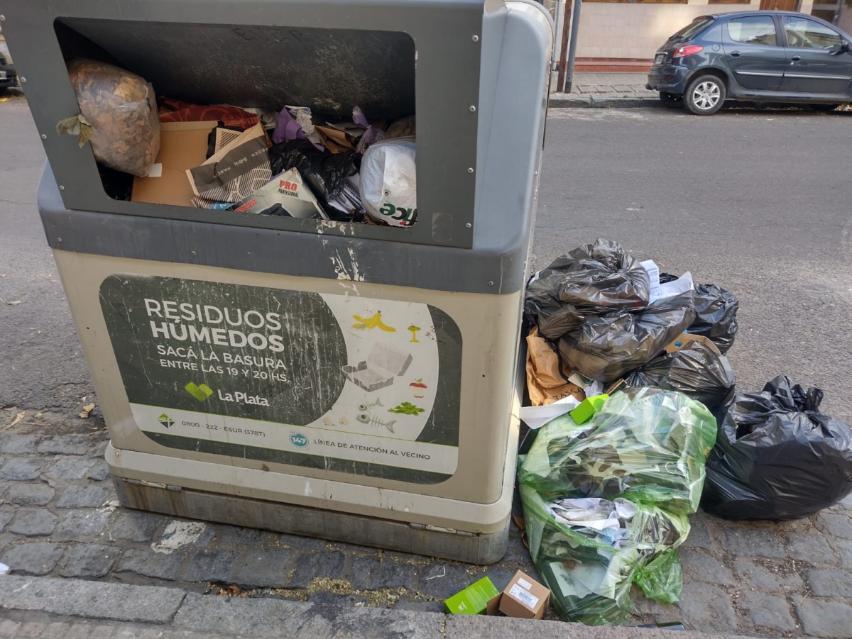 Vecinos de 45 y 11 alertaron por un contenedor repleto de basura y ...