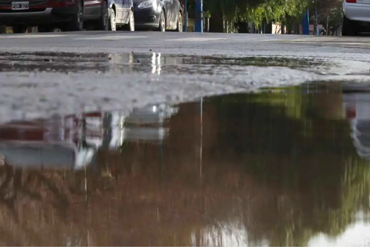 Vecinos de Los Hornos denunciaron que una pérdida de agua por un caño ...