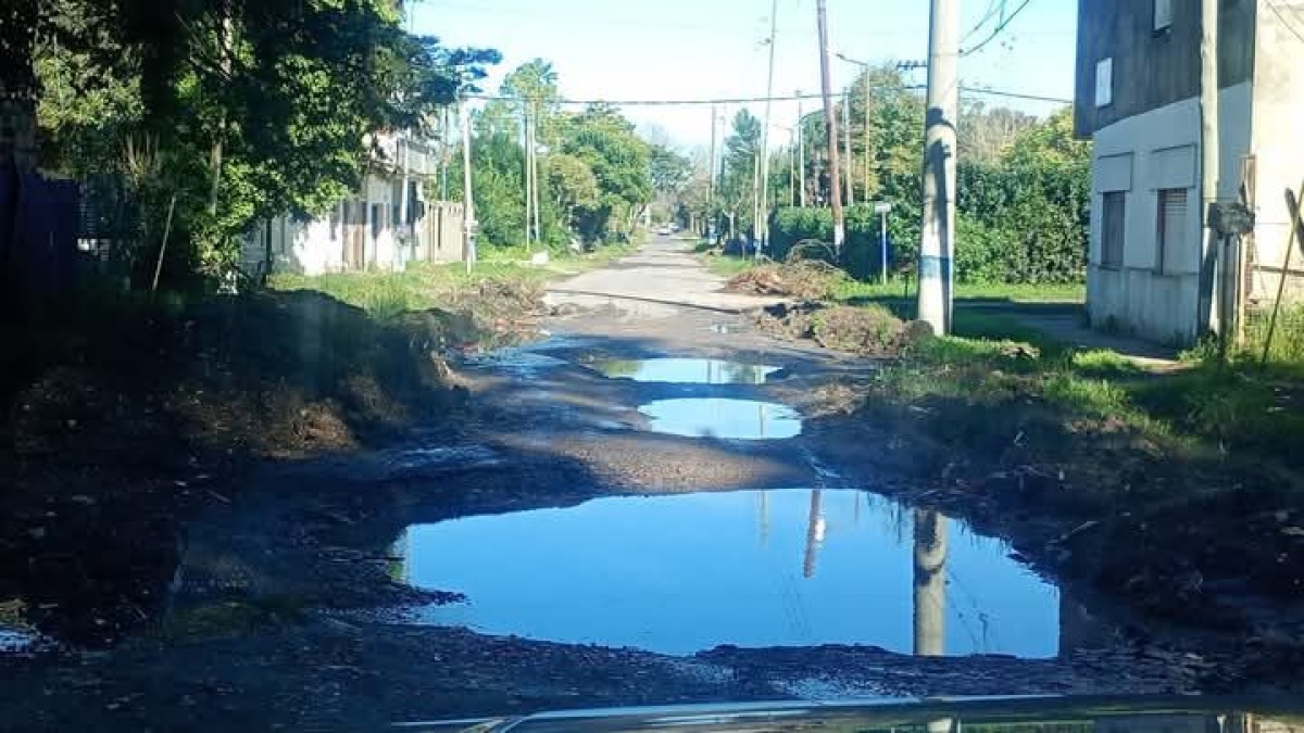 Vecinos de Villa Elvira denuncian un pozo en 604 y 5