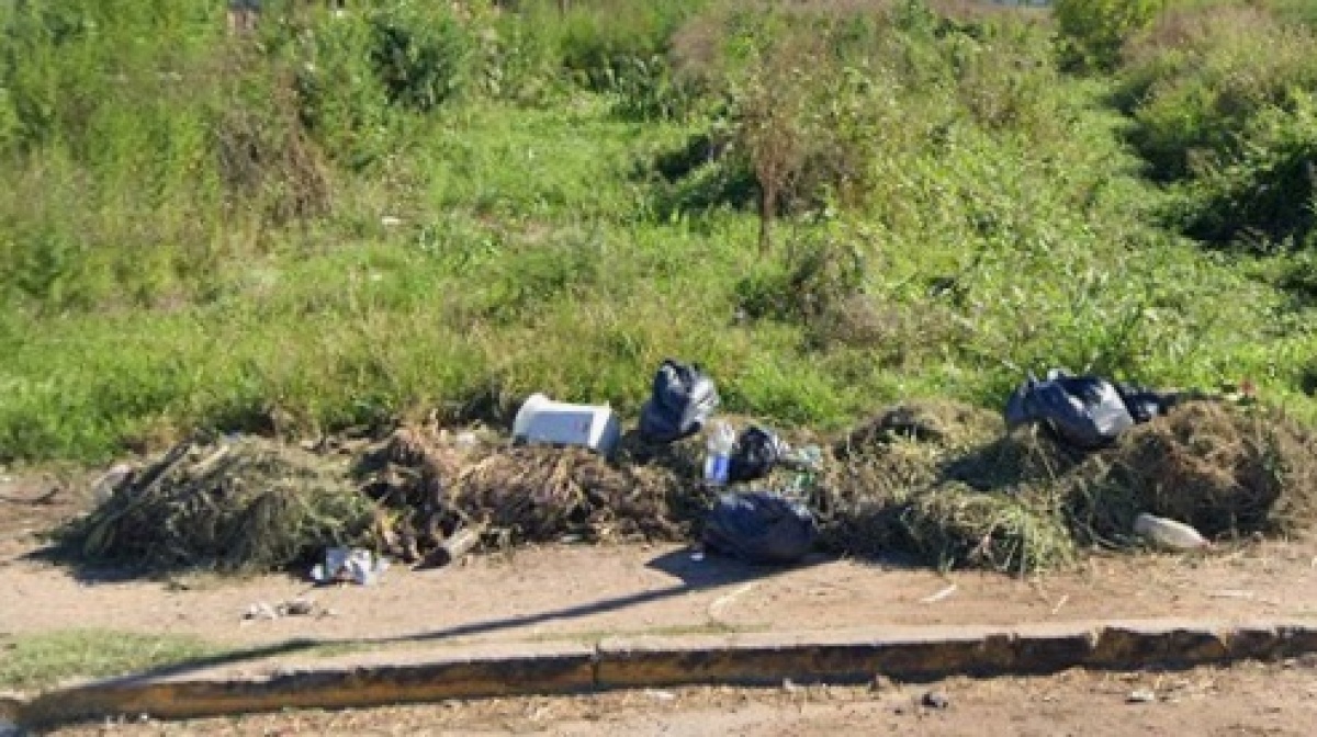 Vecinos de Villa Elvira reclaman por basura en la zona y por los desagües
